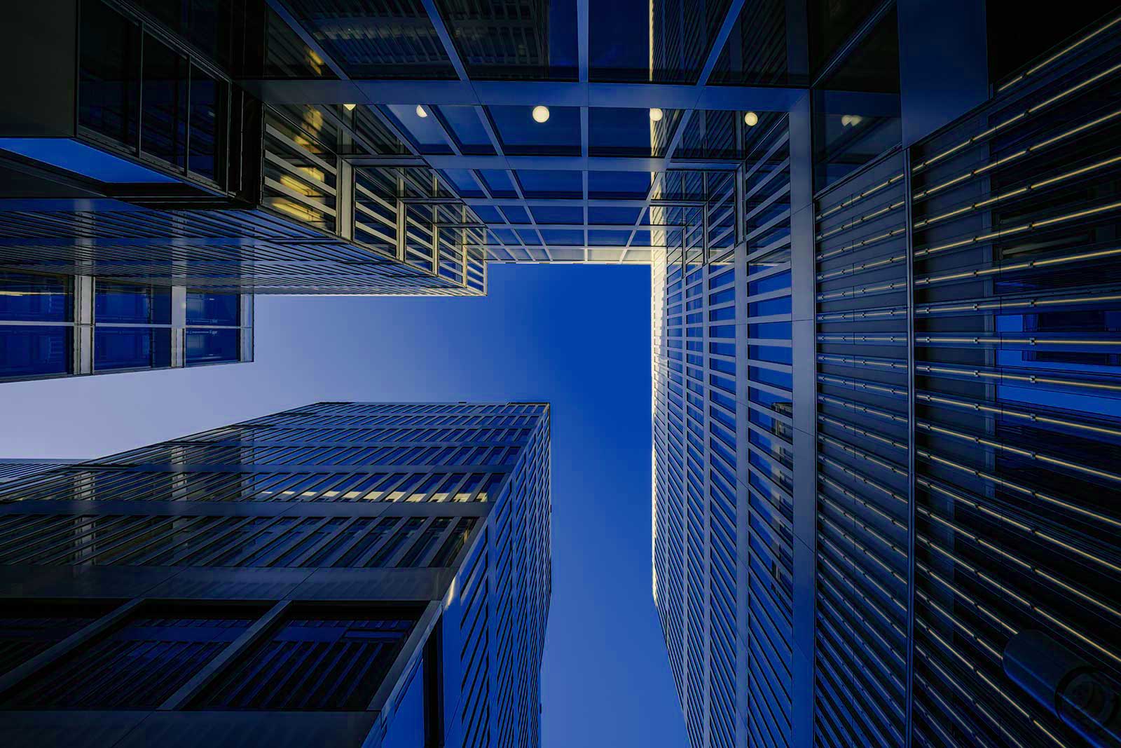 claudio-schwarz-npoz6vzydwq-unsplash-blau